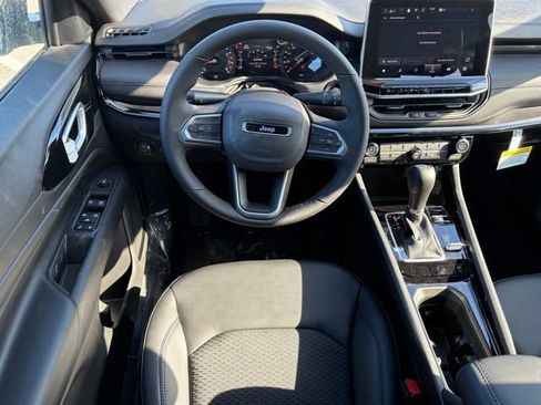 New 2026 Jeep Compass Latitude image 32