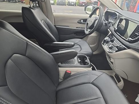Used 2024 Chrysler Pacifica Limited FWD image 10