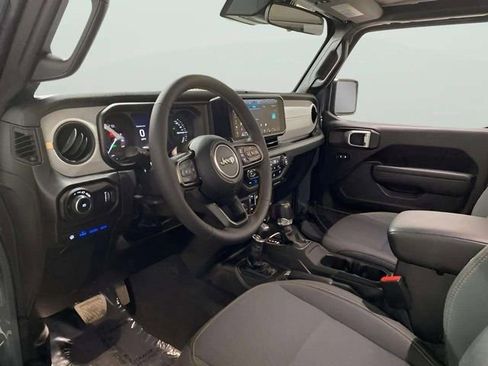 Used 2024 Jeep Wrangler Unlimited image 23