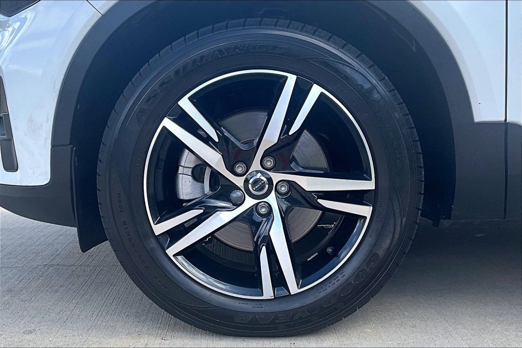 Used 2023 Volvo XC40 B5 Plus AWD/4WD image 11