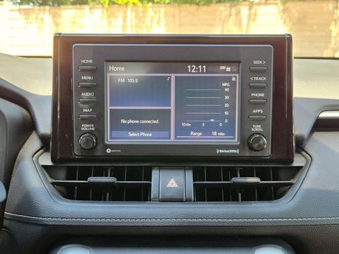 Used 2020 Toyota RAV4 LE FWD image 17