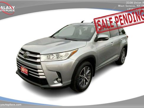 Used 2017 Toyota Highlander XLE AWD/4WD image 1