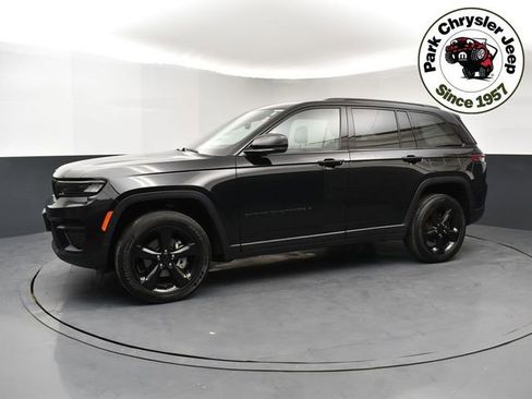 Used 2023 Jeep Grand Cherokee Altitude image 3