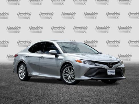 Used 2019 Toyota Camry XLE FWD image 2