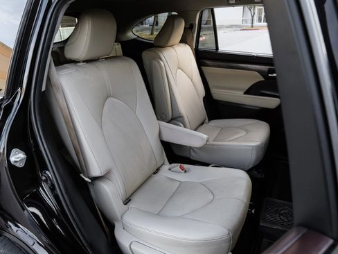 Used 2020 Toyota Highlander Limited image 35