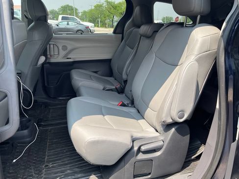 Used 2023 Toyota Sienna XLE FWD image 11