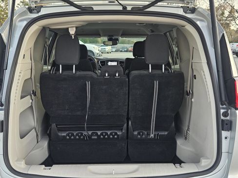 Used 2023 Chrysler Voyager LX image 9