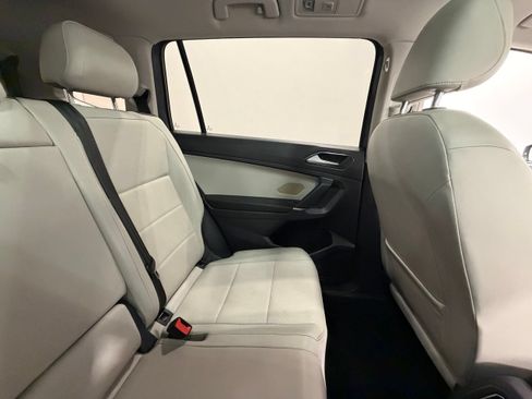 Used 2018 Volkswagen Tiguan SEL FWD image 31