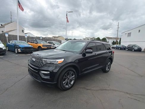 Used 2023 Ford Explorer XLT w/ Equipment Group 202A AWD/4WD image 3