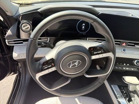 Used 2022 Hyundai Elantra Limited FWD image 11