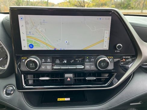 Used 2023 Toyota Highlander XLE image 18