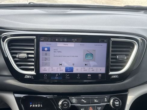 Used 2024 Chrysler Pacifica Touring-L image 12