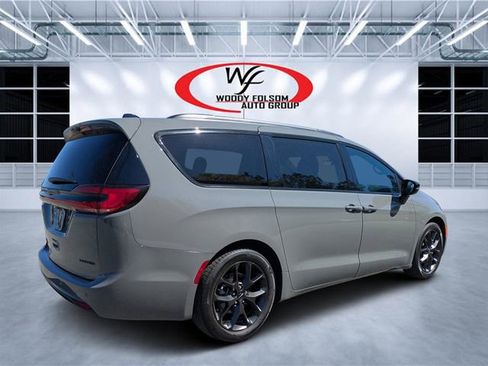 Used 2025 Chrysler Pacifica Limited FWD image 3