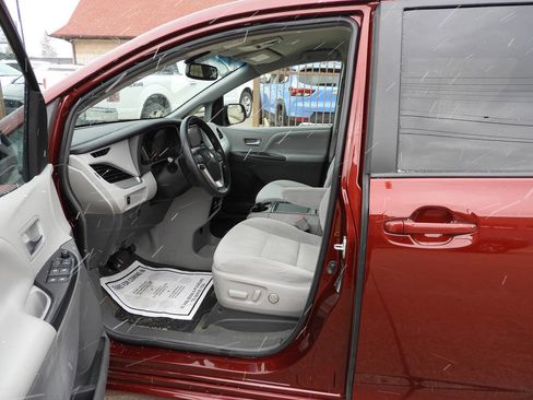 Used 2015 Toyota Sienna LE image 14