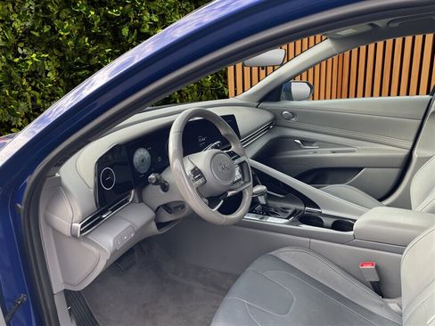 Used 2023 Hyundai Elantra SEL w/ Convenience Package FWD image 4