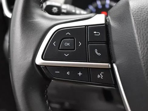 Used 2025 Toyota Highlander LE FWD image 24