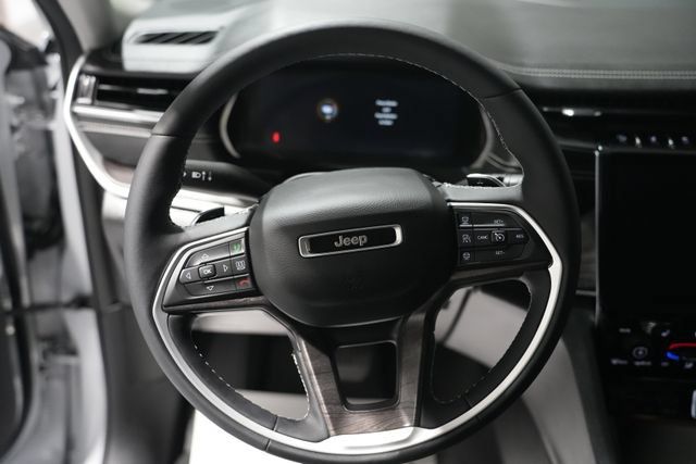 Used 2023 Jeep Grand Cherokee Limited w/ Luxury Tech Group II AWD/4WD image 14