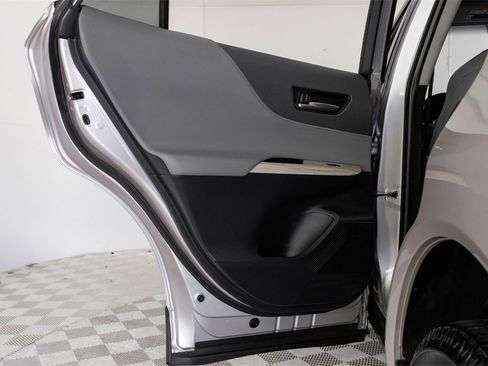 Used 2022 Toyota Venza XLE image 45