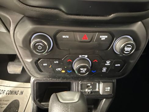 Used 2019 Jeep Renegade Latitude w/ Safety and Security Group FWD image 19