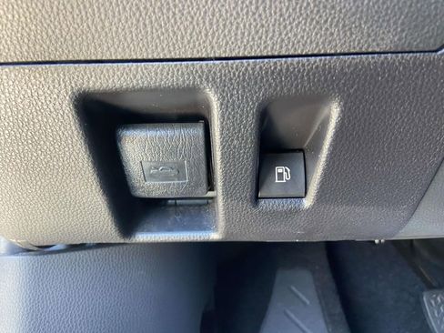 Used 2023 Toyota Highlander XLE FWD image 32