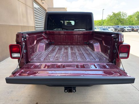 Used 2022 Jeep Gladiator Willys AWD/4WD image 23