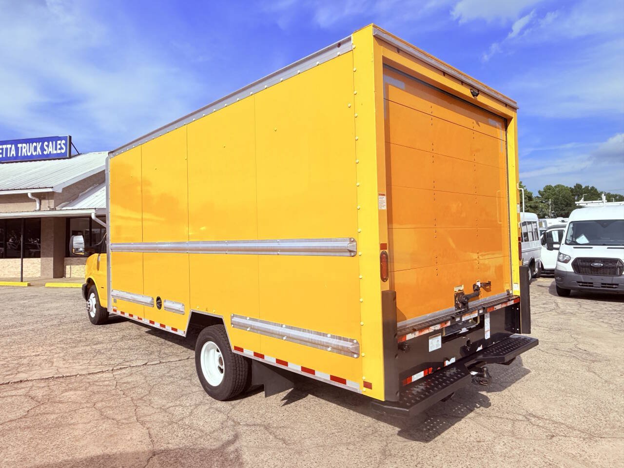 Used 2021 GMC Savana 3500 Extended w/ Power Convenience Package RWD image 3