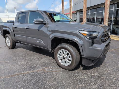 Used 2025 Toyota Tacoma SR5 AWD/4WD image 7