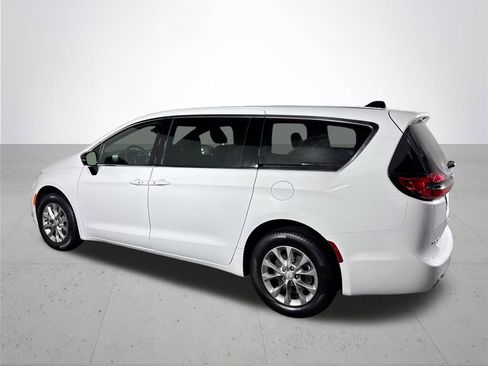 New 2026 Chrysler Pacifica Select image 8