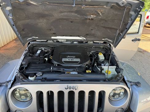 Used 2014 Jeep Wrangler Unlimited Sahara AWD/4WD image 22