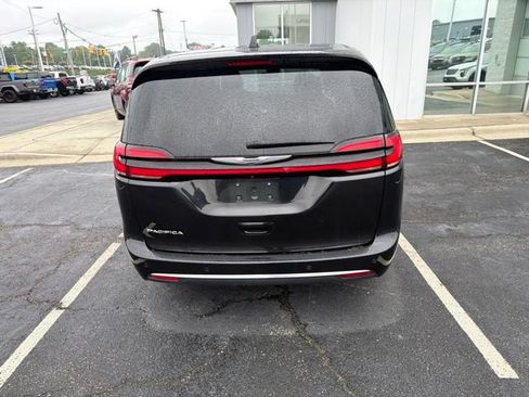 Used 2023 Chrysler Pacifica Touring-L FWD image 6