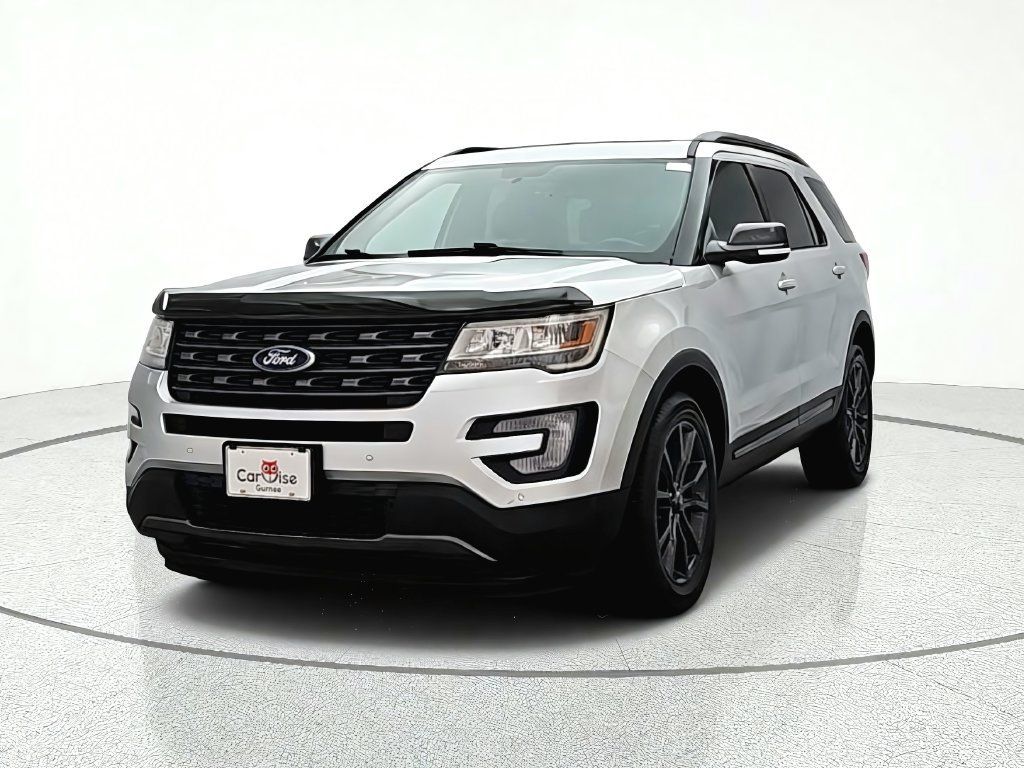Used 2017 Ford Explorer XLT w/ Equipment Group 202A AWD/4WD image 2