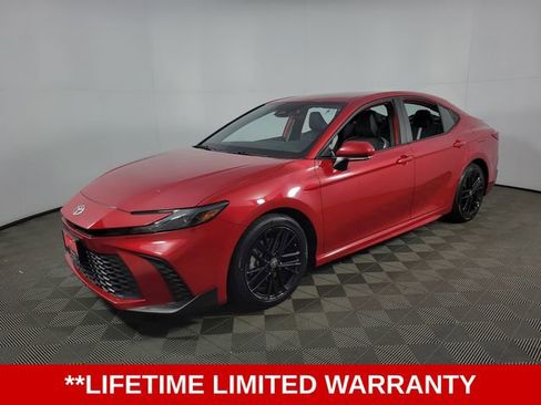 Used 2025 Toyota Camry SE image 3