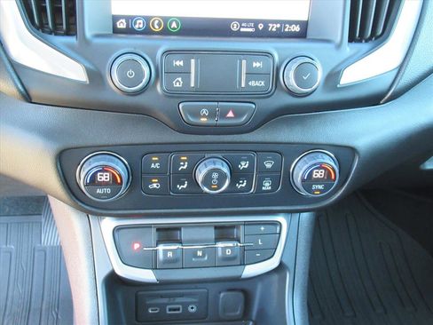 Used 2024 GMC Terrain SLT w/ Infotainment Package II image 25