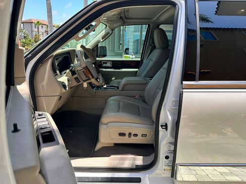 Used 2014 Lincoln Navigator 2WD image 23