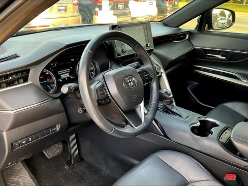 Used 2021 Toyota Venza XLE w/ Carpet Mat Package (TMS) image 16