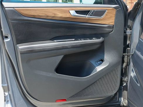 Used 2025 Volkswagen Atlas SE FWD image 4