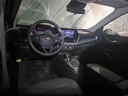Used 2024 Chevrolet Trax LS w/ LS Convenience Package FWD image 3
