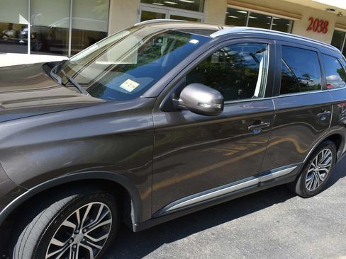 Used 2017 Mitsubishi Outlander SE AWD/4WD image 56