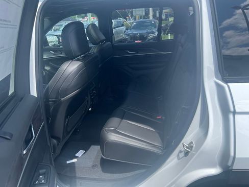 New 2025 Jeep Grand Cherokee Limited w/ Luxury Tech Group II image 10