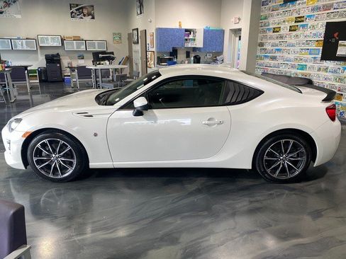 Used 2017 Toyota 86 RWD image 4