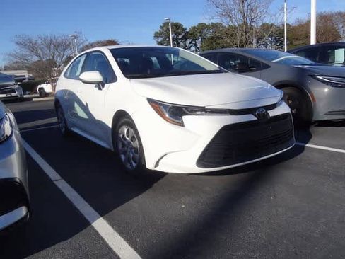 Used 2023 Toyota Corolla LE image 3