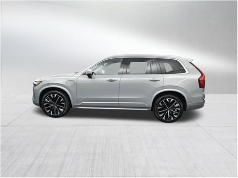 Used 2025 Volvo XC90 T8 Plus AWD/4WD image 2