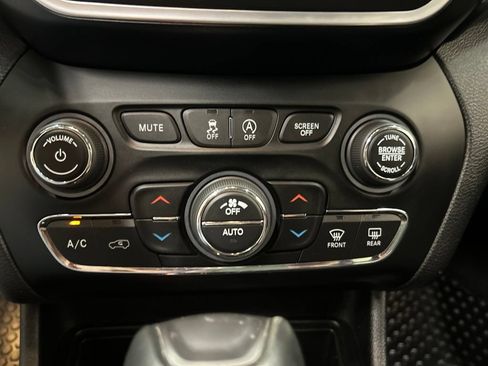 Used 2021 Jeep Cherokee Latitude Lux w/ Sun & Sound Group FWD image 24