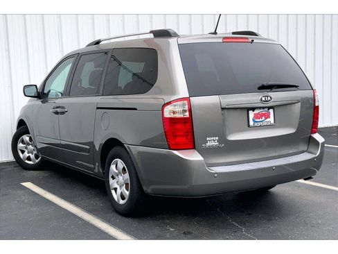 Used 2010 Kia Sedona LX image 9