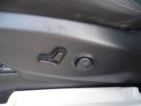 Used 2023 Chrysler Voyager LX image 11