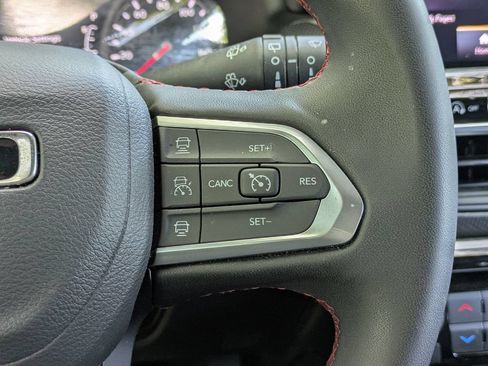 Used 2025 Jeep Compass Trailhawk AWD/4WD image 24
