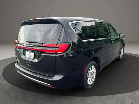 Used 2024 Chrysler Pacifica Touring-L FWD image 6