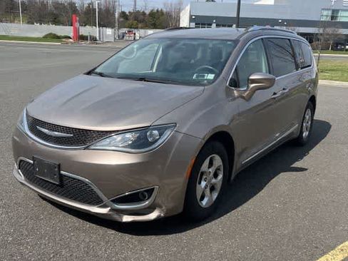 Used 2017 Chrysler Pacifica Touring-L Plus image 1