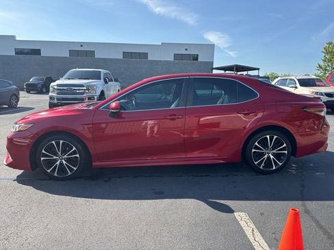 Used 2019 Toyota Camry SE w/ Convenience Package FWD image 2