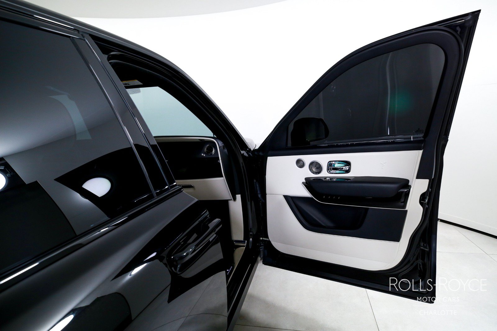 Used 2023 Rolls-Royce Cullinan w/ Cullinan Package AWD/4WD image 34